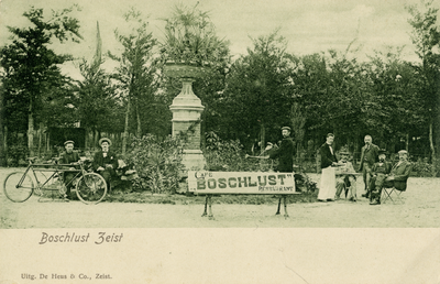 16041 Gezicht op een bloemenperk met vaas bij het hotel Boschlust (Boslaan) te Zeist; met enkele poserende personen en ...